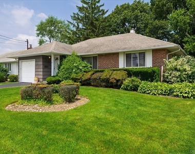 531 Surrey Place - Photo Thumbnail 2
