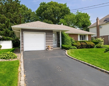 531 Surrey Place - Photo Thumbnail 1