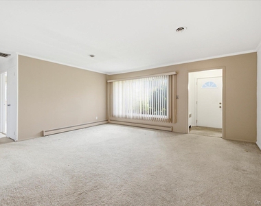 531 Surrey Place - Photo Thumbnail 3