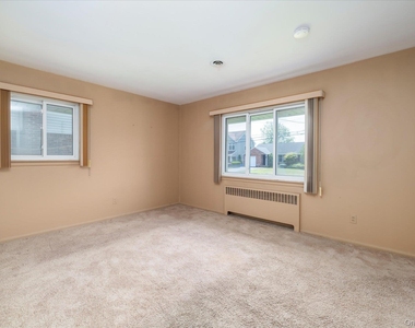 531 Surrey Place - Photo Thumbnail 13