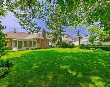 531 Surrey Place - Photo Thumbnail 21
