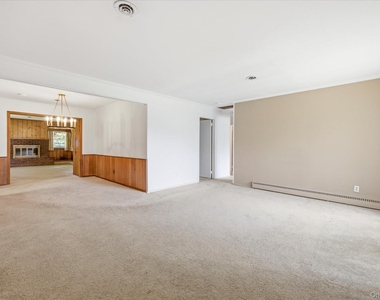 531 Surrey Place - Photo Thumbnail 4
