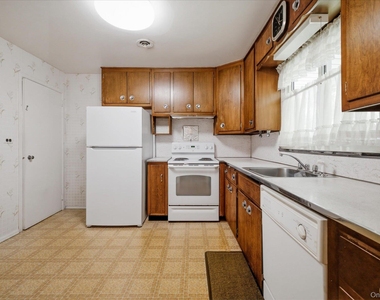 531 Surrey Place - Photo Thumbnail 11