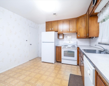 531 Surrey Place - Photo Thumbnail 12