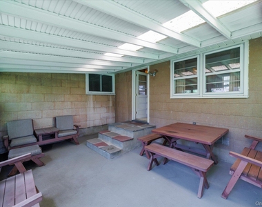 531 Surrey Place - Photo Thumbnail 8
