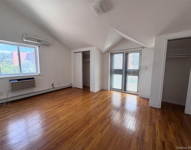 72-38 Calamus Avenue - Photo Thumbnail 11