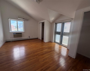 72-38 Calamus Avenue - Photo Thumbnail 9