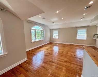 249-11 147th Road - Photo Thumbnail 4