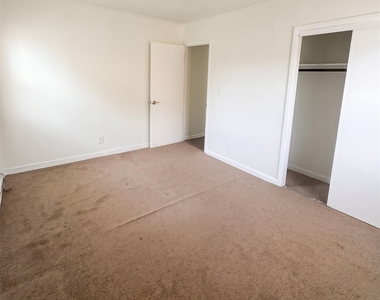 2711 Deerfield Road - Photo Thumbnail 4