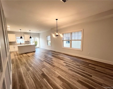 195 Park Avenue - Photo Thumbnail 2