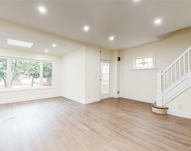 71-32 Loubet Street - Photo Thumbnail 4