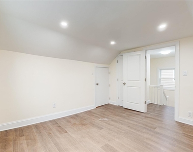 71-32 Loubet Street - Photo Thumbnail 14