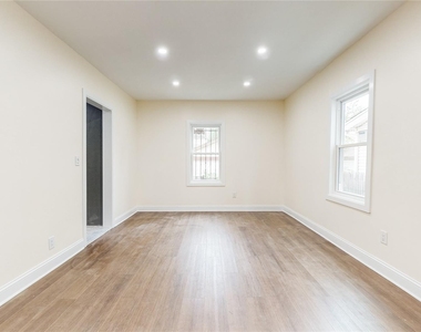 71-32 Loubet Street - Photo Thumbnail 5