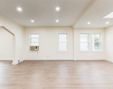71-32 Loubet Street - Photo Thumbnail 2