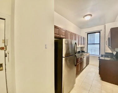 West 170th Street - Photo Thumbnail 2