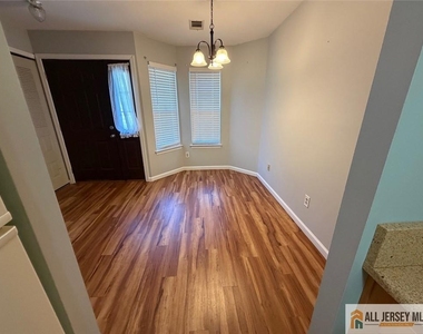 601 Sunshine Court - Photo Thumbnail 2