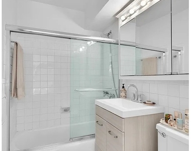220 E 67th Street - Photo Thumbnail 2