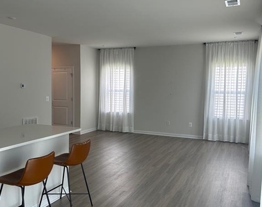 406 Freeman Street - Photo Thumbnail 2