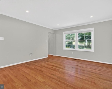 8405 Overlook Street - Photo Thumbnail 6