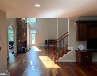 6529 Fairlawn Drive - Photo Thumbnail 10