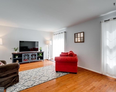 9013 Kerrydale Court - Photo Thumbnail 12
