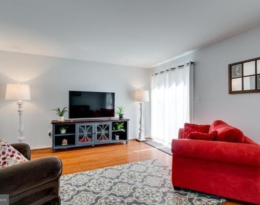 9013 Kerrydale Court - Photo Thumbnail 10