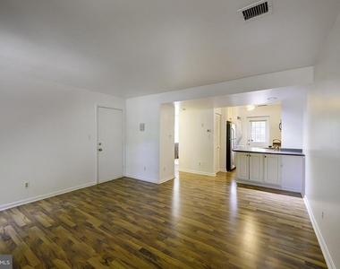 1403 E Abingdon Drive - Photo Thumbnail 6