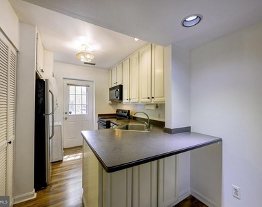 1403 E Abingdon Drive - Photo Thumbnail 8