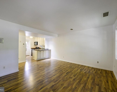 1403 E Abingdon Drive - Photo Thumbnail 7