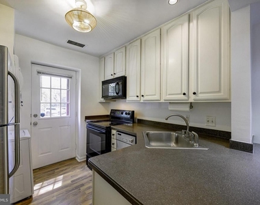 1403 E Abingdon Drive - Photo Thumbnail 10