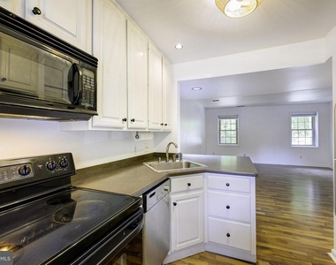 1403 E Abingdon Drive - Photo Thumbnail 11