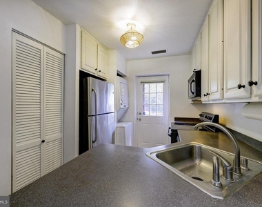 1403 E Abingdon Drive - Photo Thumbnail 9