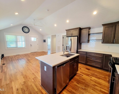 805 Coleman Street - Photo Thumbnail 7