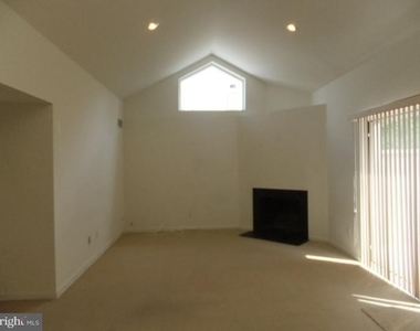 1700 Oakwood Terrace - Photo Thumbnail 4