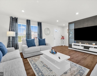 310 Creekside Drive - Photo Thumbnail 8