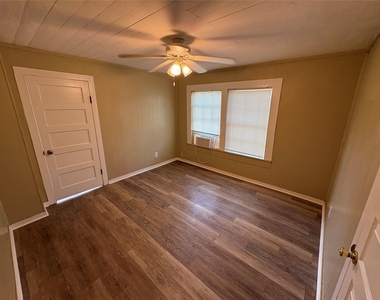 2305 Main St - Photo Thumbnail 3