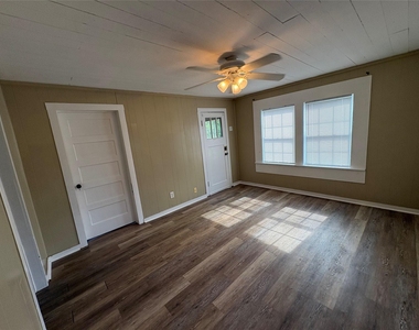 2305 Main St - Photo Thumbnail 2