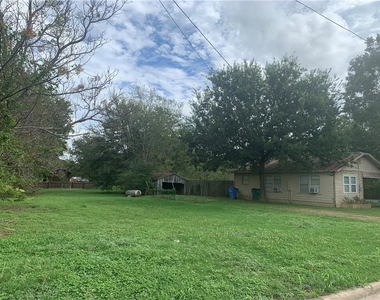 2305 Main St - Photo Thumbnail 8
