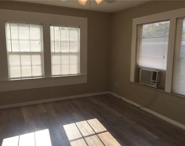 2305 Main St - Photo Thumbnail 4