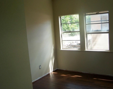 2305 Main St - Photo Thumbnail 7
