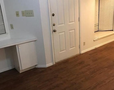 2604 Salado St - Photo Thumbnail 2