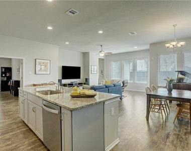 111 Finley St - Photo Thumbnail 5
