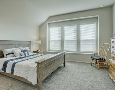 111 Finley St - Photo Thumbnail 9