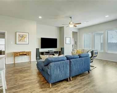 111 Finley St - Photo Thumbnail 6