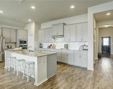 111 Finley St - Photo Thumbnail 3