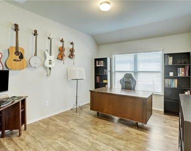 111 Finley St - Photo Thumbnail 8
