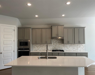 148 Kellogg Ln - Photo Thumbnail 3