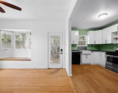2409 E 9th St - Photo Thumbnail 5
