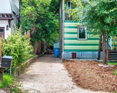 2409 E 9th St - Photo Thumbnail 17