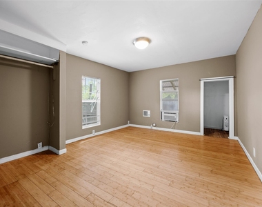 2409 E 9th St - Photo Thumbnail 12